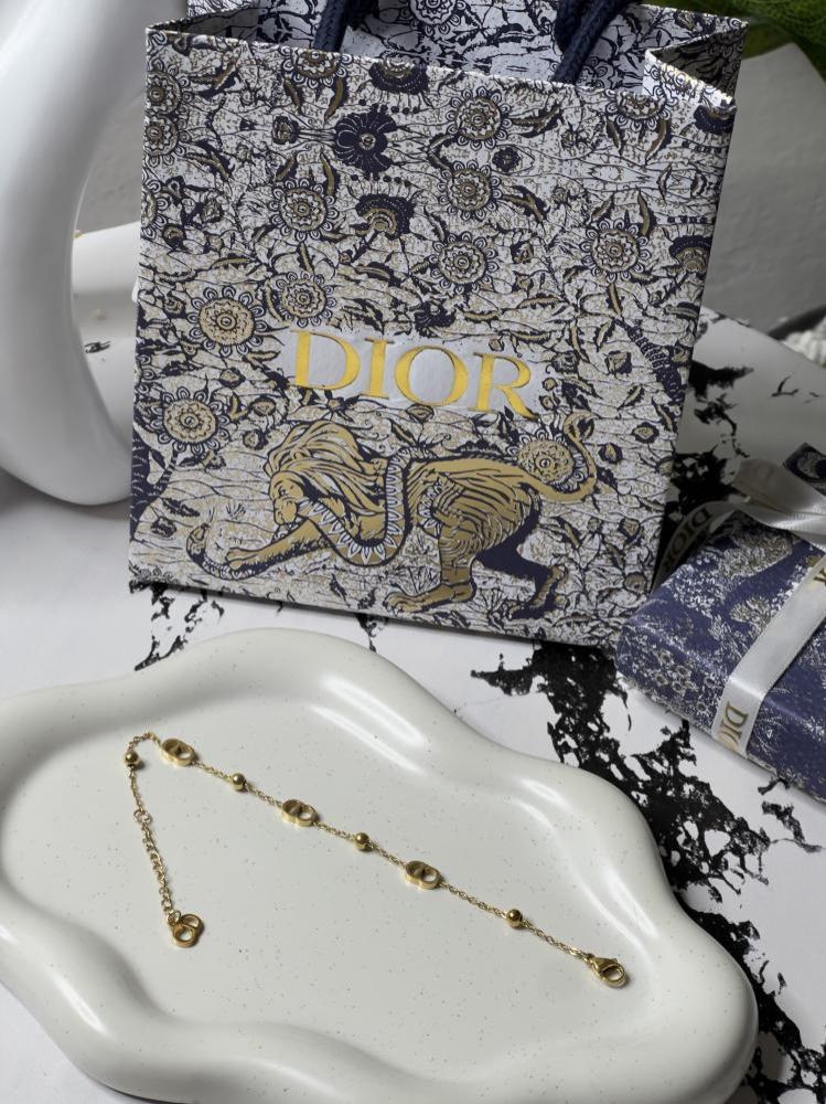 إسوارة Christian Dior ذهبي