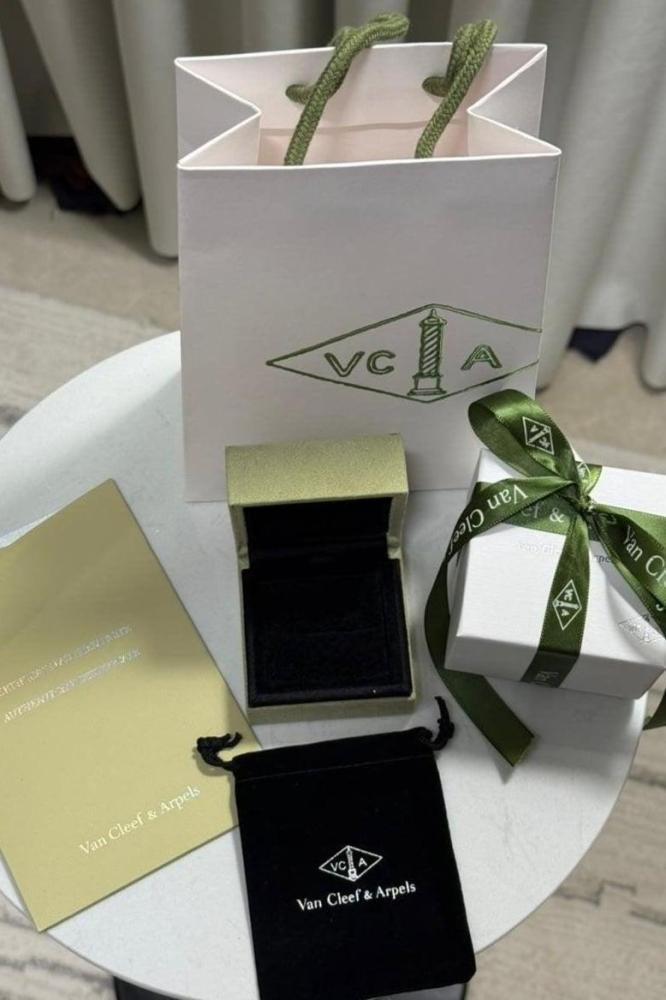 طقم Van Cleef & Arpels,V]Dوردي