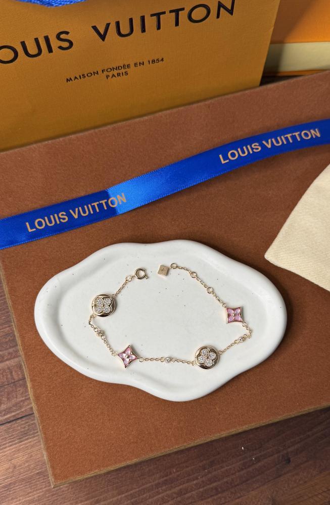 إسوارة LOUIS VUITTON اسوارة LOUIS VUITTON معدن روز قولد وردي