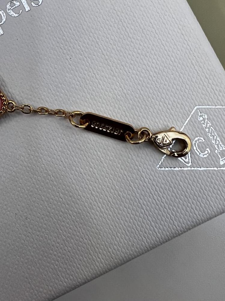 إسوارة Van Cleef & Arpels - اسوارة van cleef وردي مموج