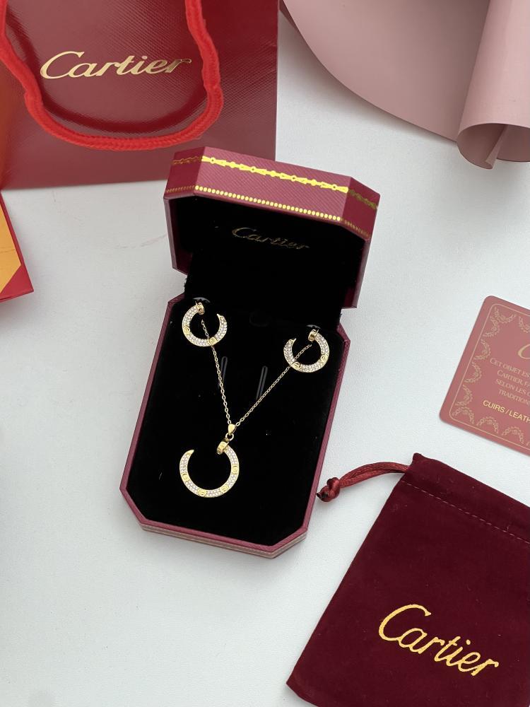 سلسال Cartier ذهبي