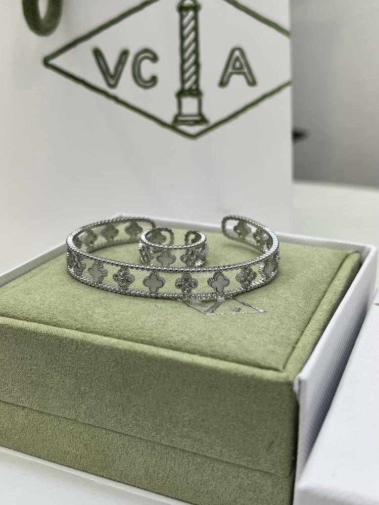 خاتم Van Cleef & Arpels - اسوارة مع خاتم فضي فان كليف