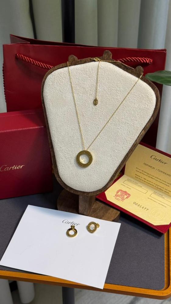 سلسال Cartier سلسال مع حلق Cartier ذهبي