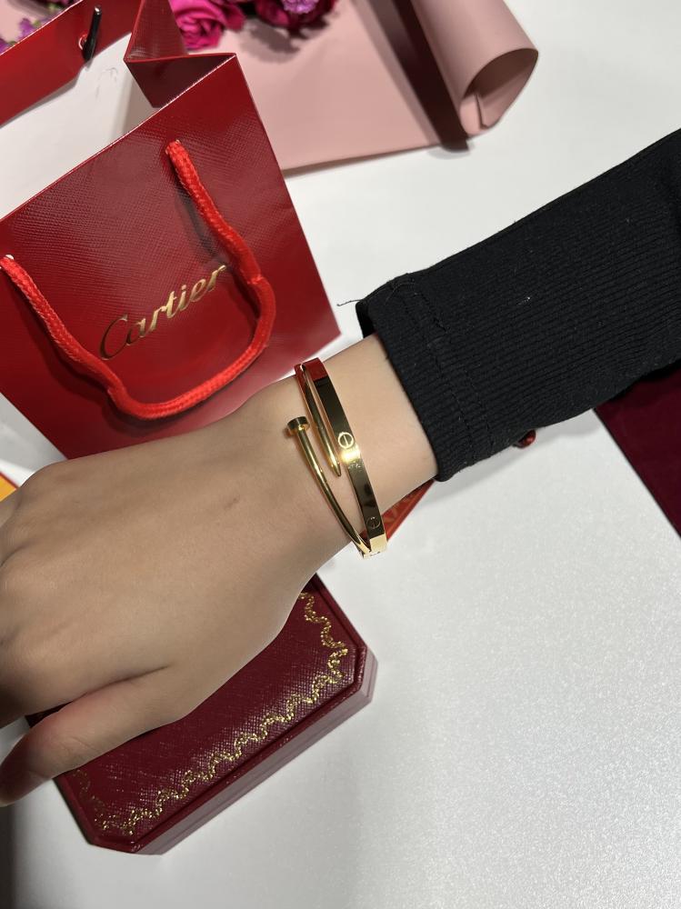إسوارة Cartier ذهبي