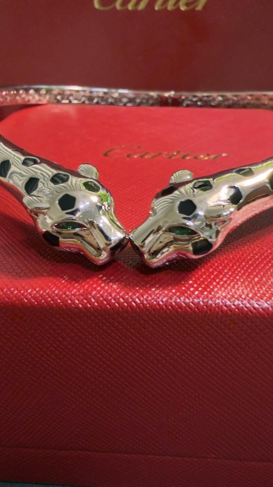 عقد Cartier ذهبي