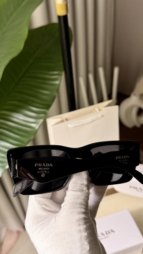 نظارة PRADA المشهورة
