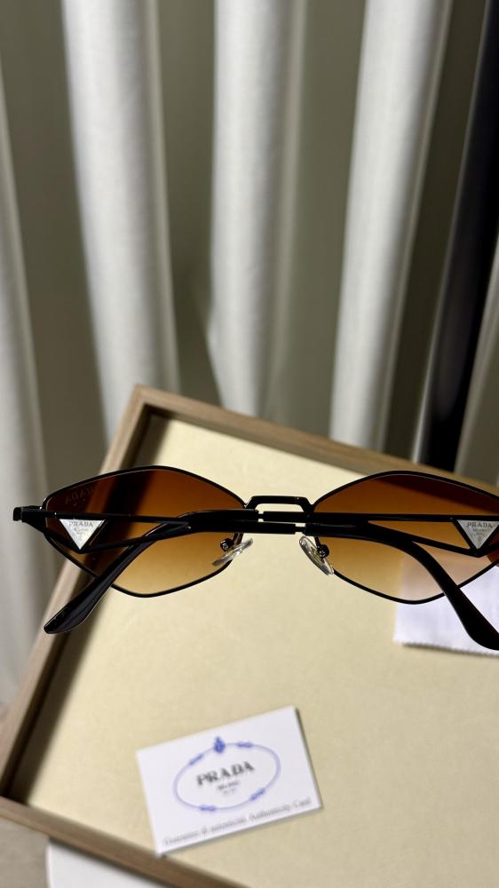 نظارة PRADA المشهورة
