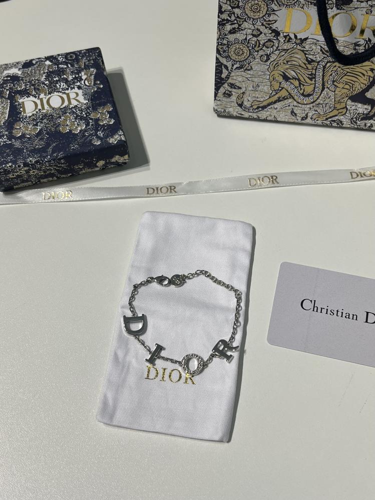 إسوارة Dior معدن فضي حروف