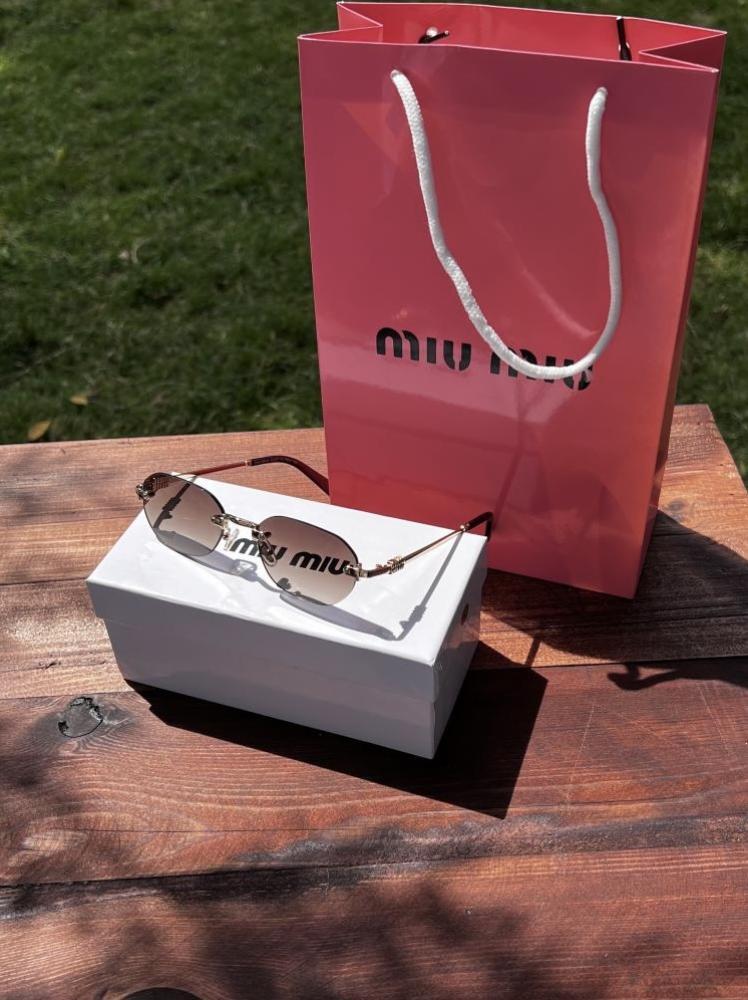 نظارة miu miu إطار ذهبي - عدسة بني مدرج