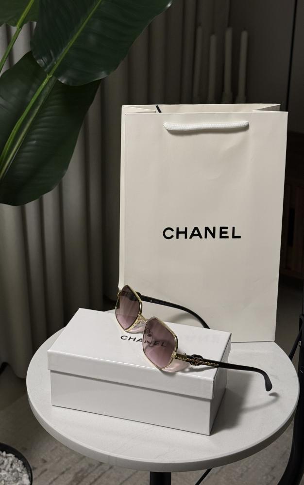 نظارة CHANEL عدسة وردي مدرج