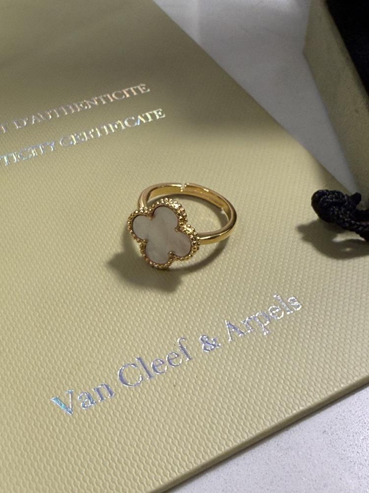 خاتم Van Cleef Arpels خاتم Van Cleef Arpels خاتم Van cleef ذهبي صدفي