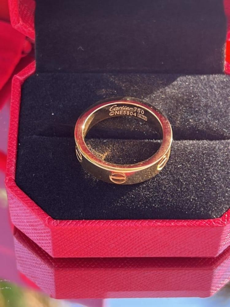 خاتم Cartier الذهبي