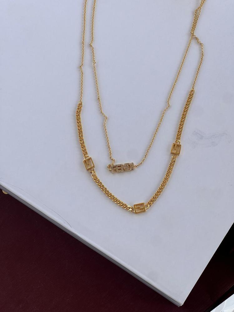 سلسال مع حلق FENDI معدن ذهبي