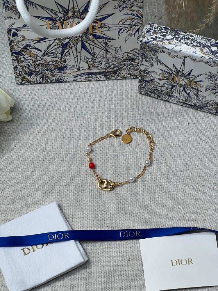 إسوارة Dior الذهبي بتصميم اللؤلؤ