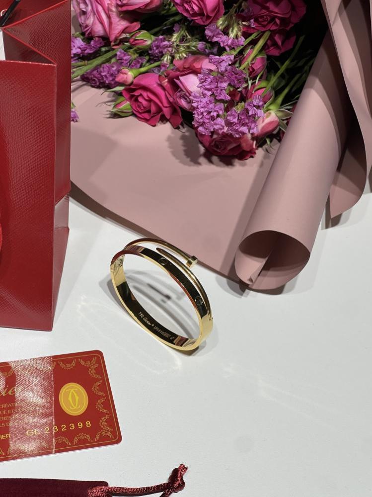 إسوارة Cartier ذهبي
