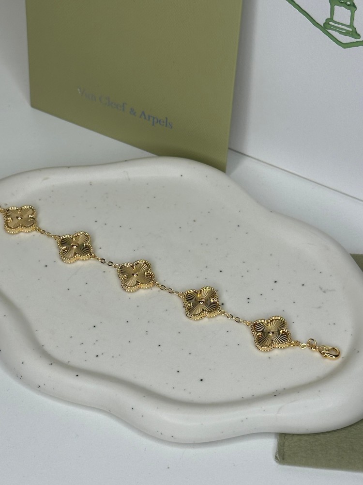 إسوارة Van cleef ذهبي