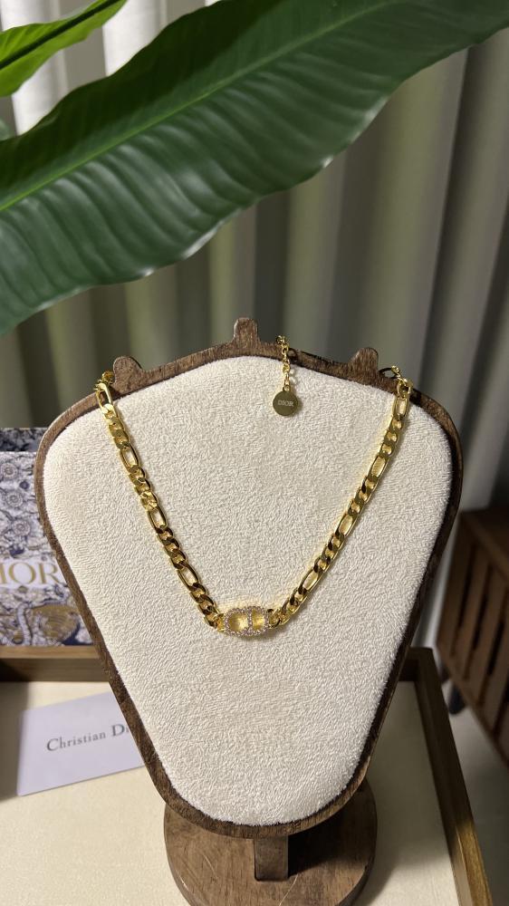 سلسال Dior معدن ذهبي