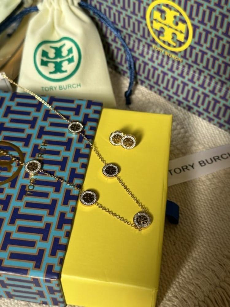 سلسال مع حلق TORY BURCH معدن ذهبي بفصوص كرستال زركون