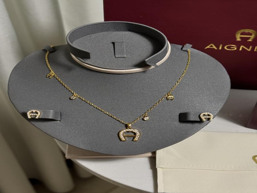 سلسال مع حلق AIGNER معدن ذهبي
