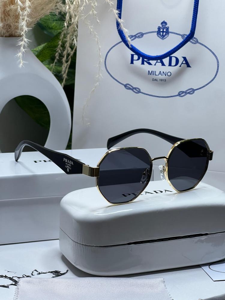 نظارة PRADA نظارة PRADA المشهورة أطار أسود
