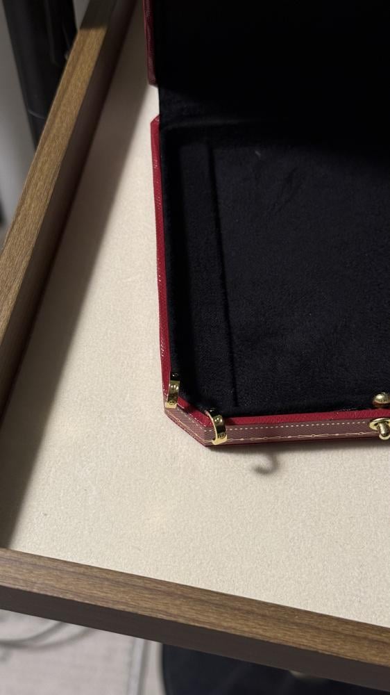 سلسال مع حلق Cartier ذهبي