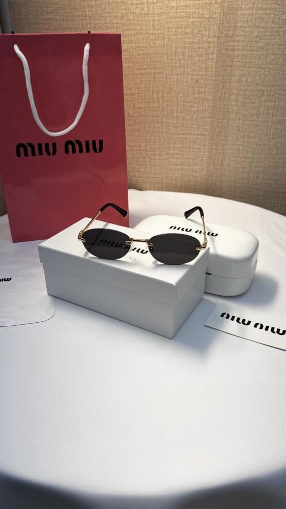نظارة miu miu أطار ذهبي عدسة أسود