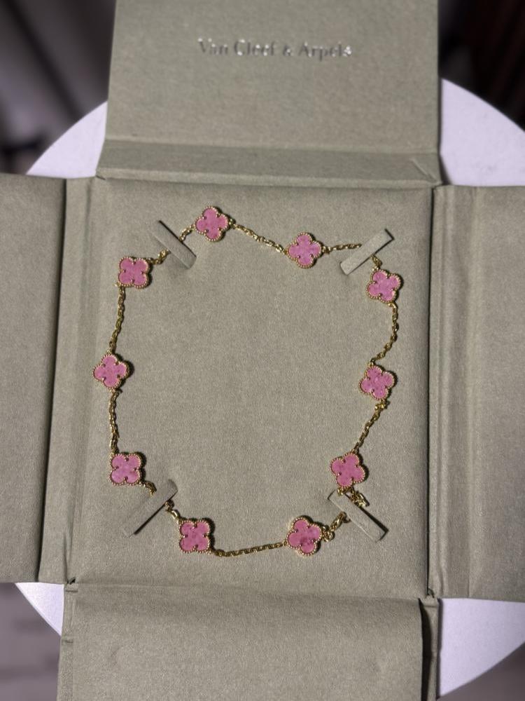 سلسال Van Cleef Arpels سلسال Van Cleef Arpels سلسال فان كليف 10 وردات وردي مموج