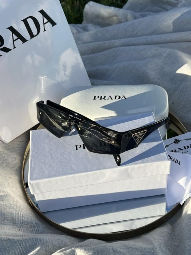 نظارة PRADA المشهورة