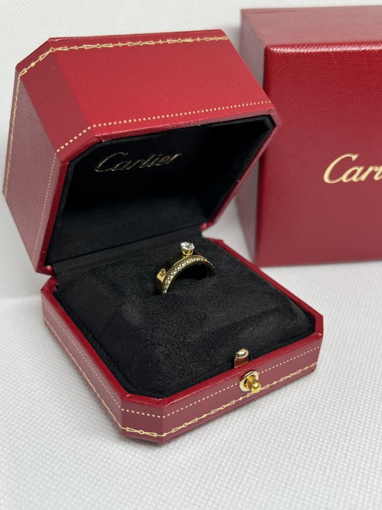 خاتم Cartier الذهبي