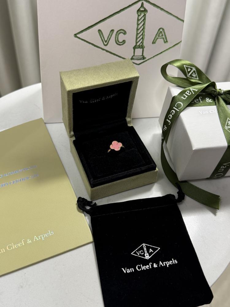 خاتم Van Cleef Arpels خاتم Van Cleef Arpels خاتم Van cleef ذهبي وردي