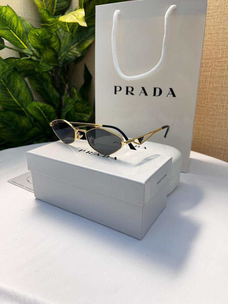 نظارة prada- اطار ذهبي- عدسه اسود