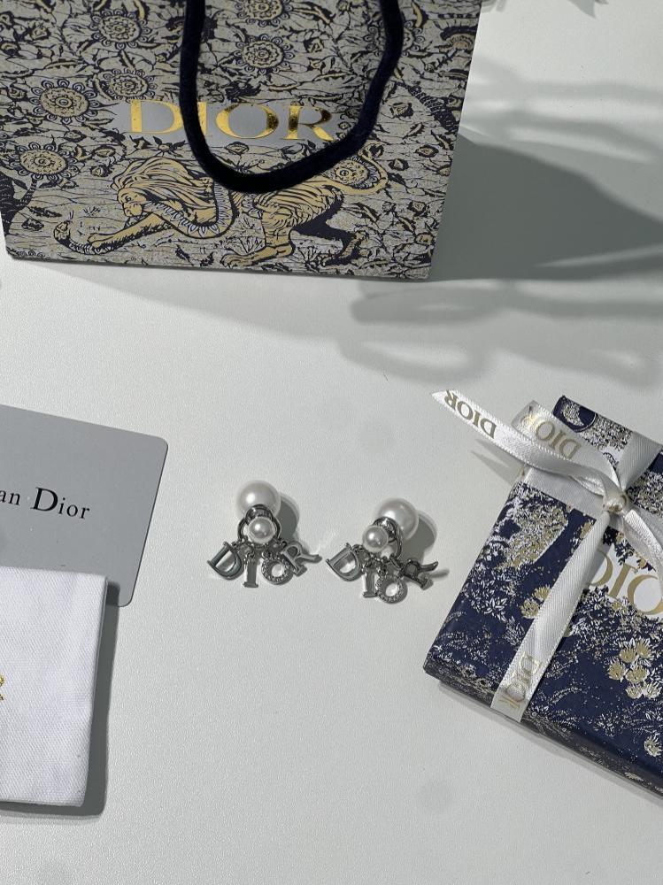 حلق Dior فضي