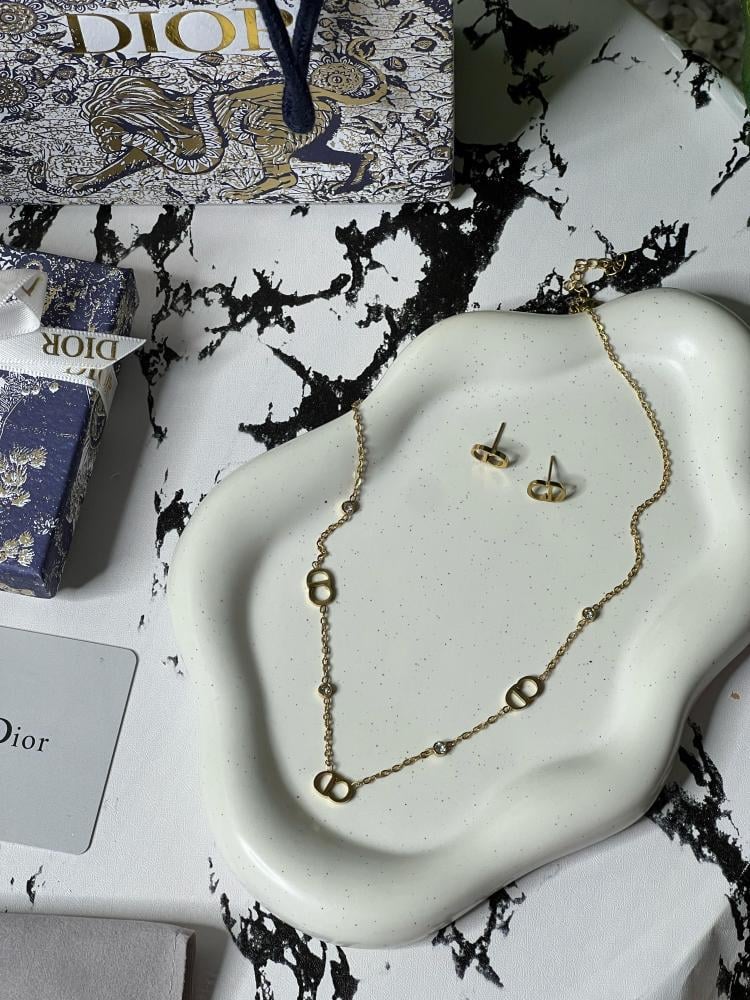 سلسال + حلق Dior معدن ذهبي