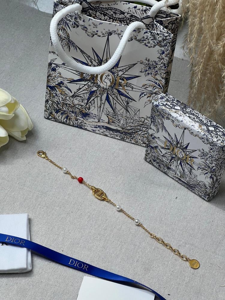 إسوارة Dior الذهبي بتصميم اللؤلؤ