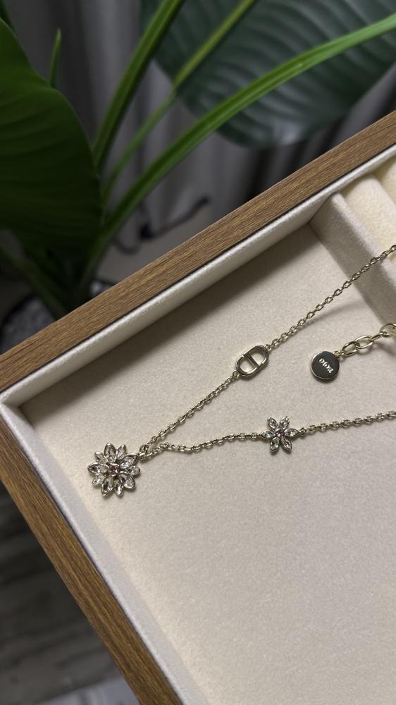 سلسال Dior الزهرة