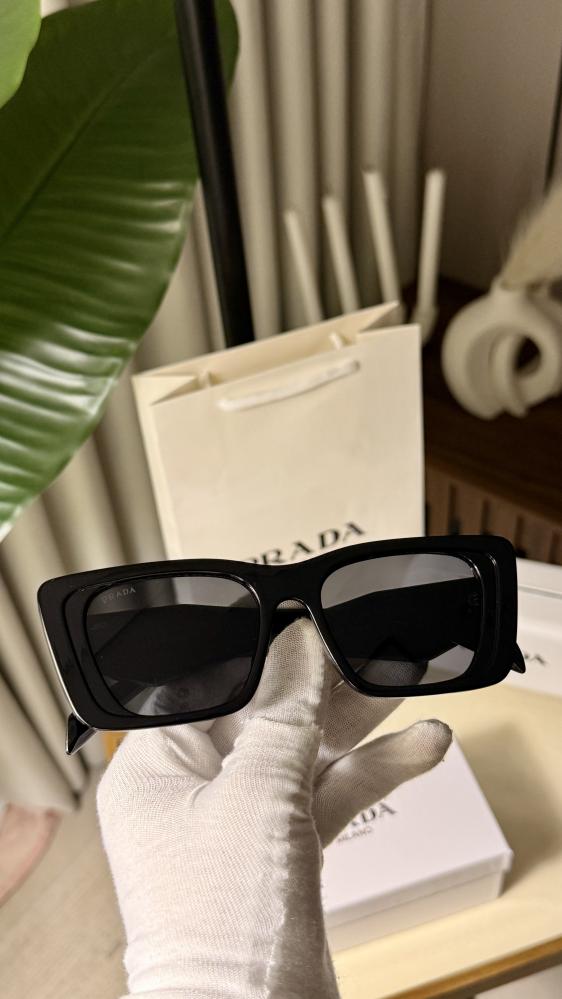 نظارة PRADA المشهورة