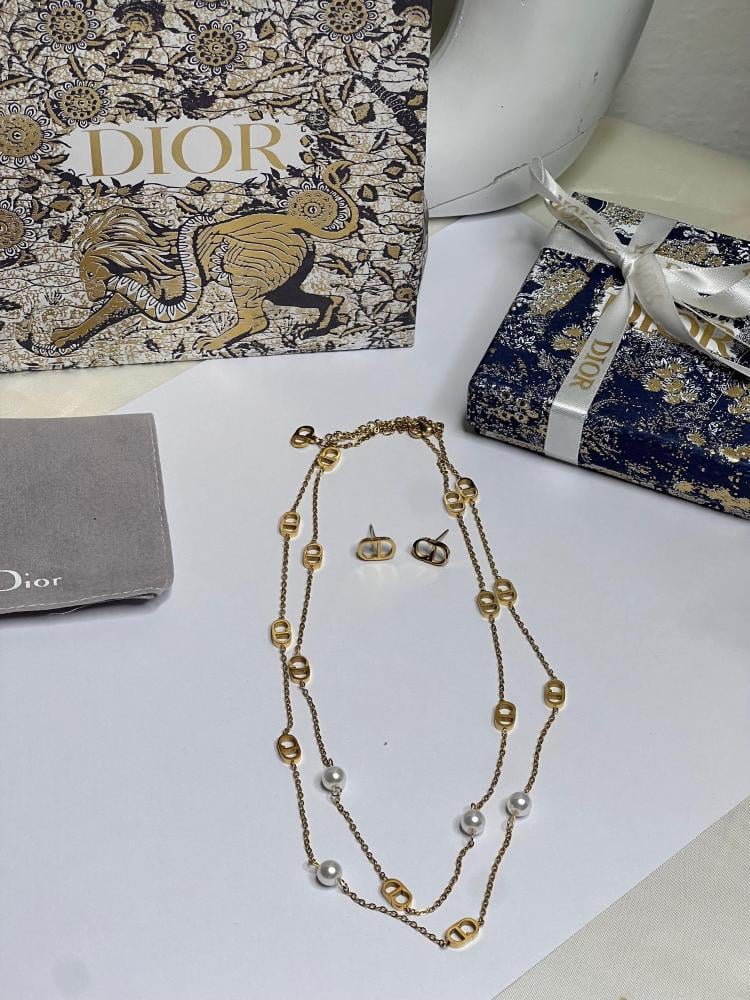 سلسال Dior معدن ذهبي