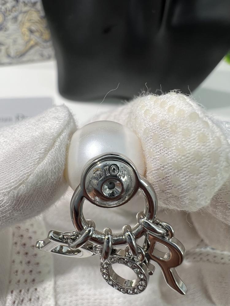 حلق Dior فضي