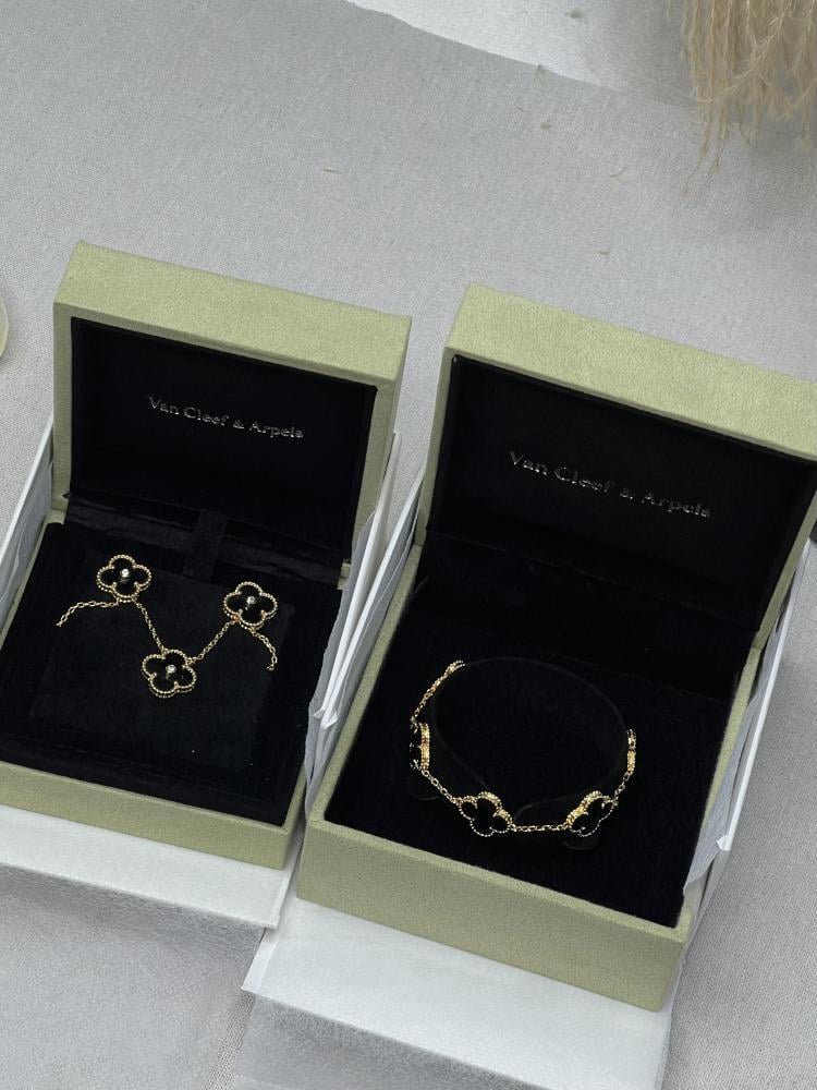 طقم van cleef  ذهبي - اسود