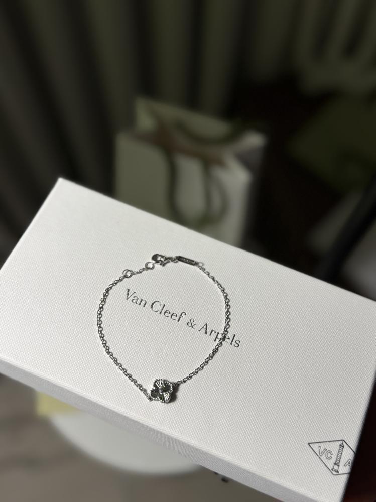 إسوارة Van Cleef Arpels إسوارة Van Cleef Arpels إسوارة Van cleef فضي