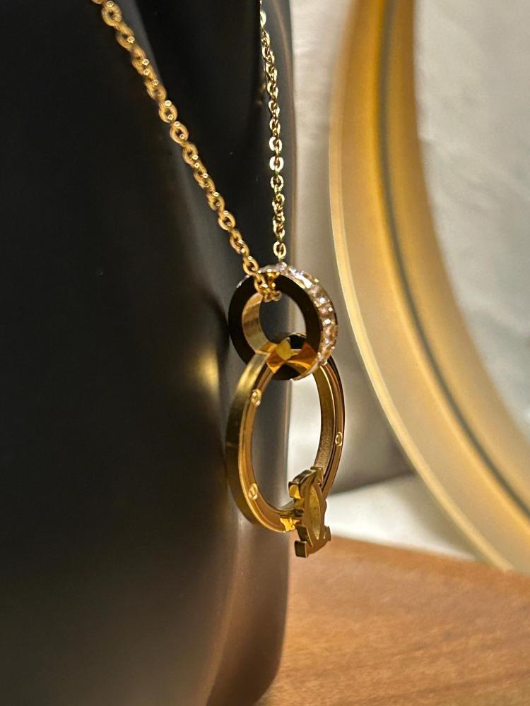 سلسال Cartier ذهبي فصوص