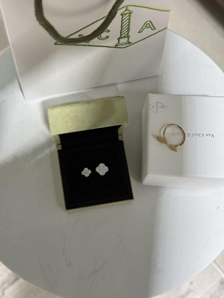 خاتم Van Cleef & Arpels لونين ( ذهبي - فضي )