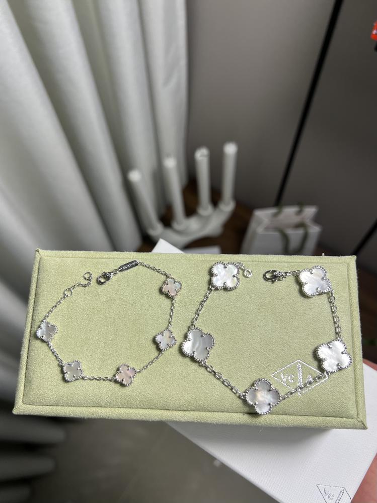 إسوارة Van Cleef Arpels إسوارة Van Cleef Arpels إسوارة Van cleef فضي كبير مني