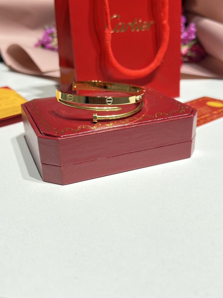 إسوارة Cartier ذهبي