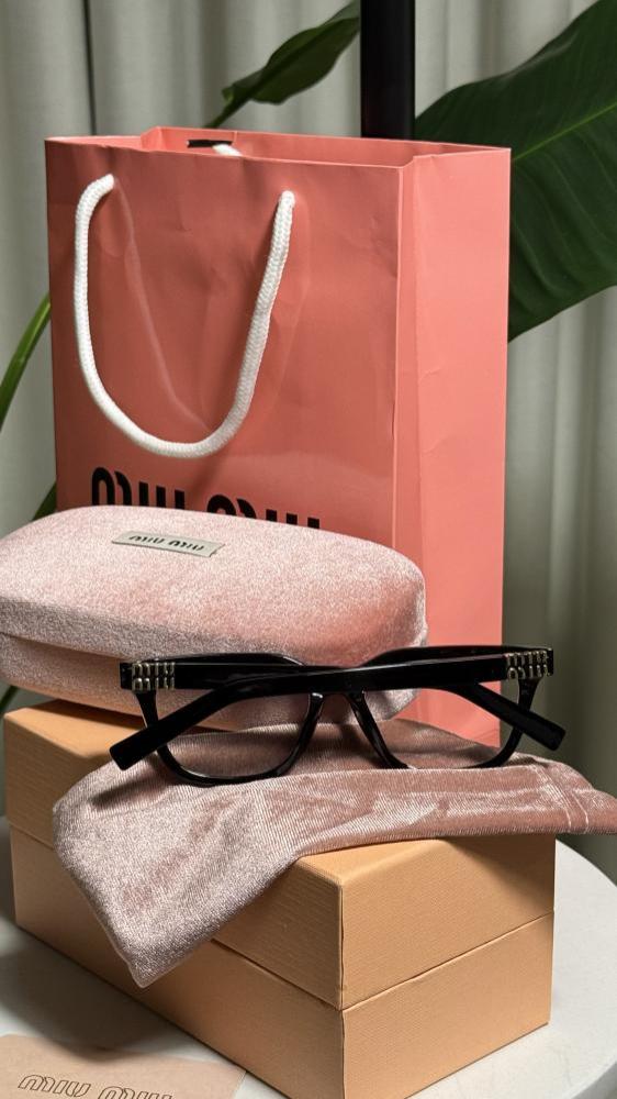نظارة miu miu أطار اسود عدسة شفاف
