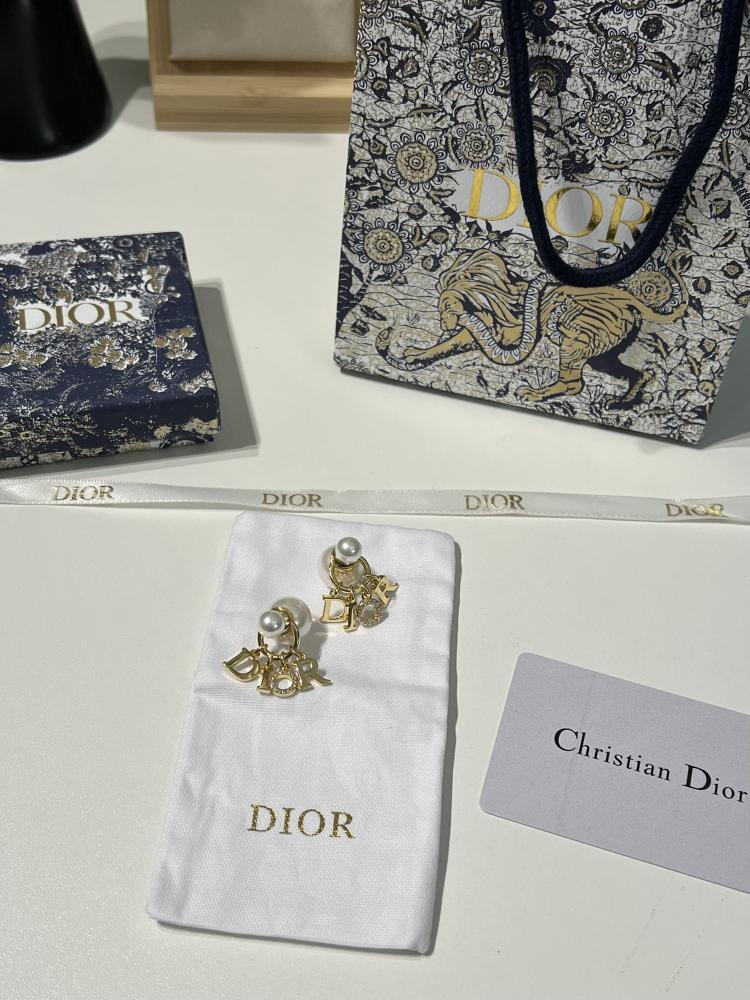 حلق Dior ذهبي حروف