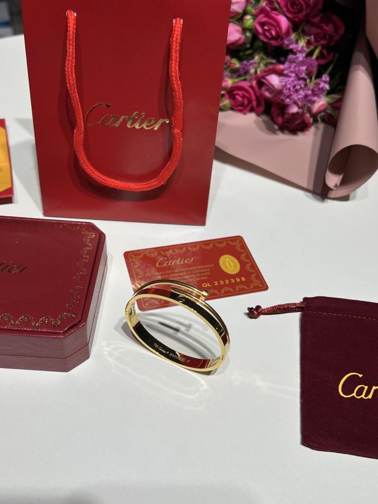 إسوارة Cartier ذهبي