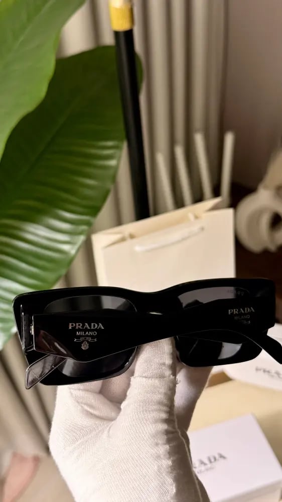 نظارة PRADA المشهورة