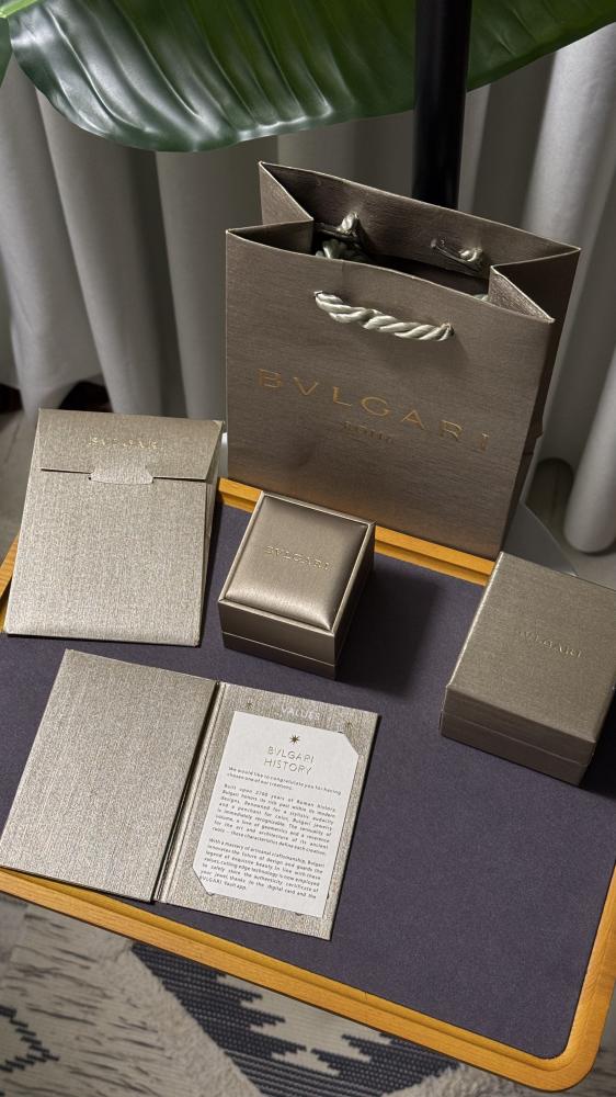 خاتم BVLGARI جهتين ، كرستالات وصدفي متحرك