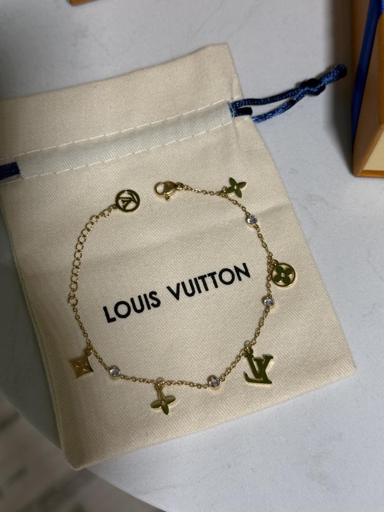 اسوارة LOUIS VUITTON ذهبي